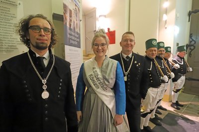Empfangskomitee für den Neujahrsempfang: Martin Seltmann mit Silberstadtkönigin Laura I., Sven Krüger, dem Ex-OB und inzwischen Landrat, sowie Mitgliedern der Historischen Freiberger Berg- und Hüttenknappschaft (v.l.).
