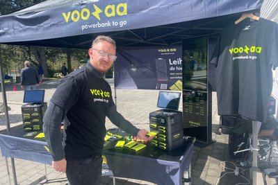 Bei Eric Neubert von Voozaa kann man Powerbanks ausleihen.