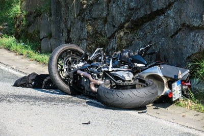 Der 51-jährige Motorradfahrer wurde bei dem Unfall schwer verletzt.