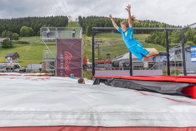Theo hat auf dem Trampolin ordentlich Schwung geholt und genießt nun den Flug ins Luftkissen.