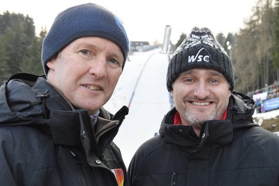 WSC-Geschäftsführer Christian Freitag (im Foto rechts mit JWM-Schirmherr und Skisprunglegende Jens Weißflog) hat 2020 die Organisation der Junioren-WM (JWM), damals auch dank der Mithilfe des OK-Teams aus Klingenthal, gestemmt. Die große WM war nun aber eine Nummer zu groß für Sachsen.