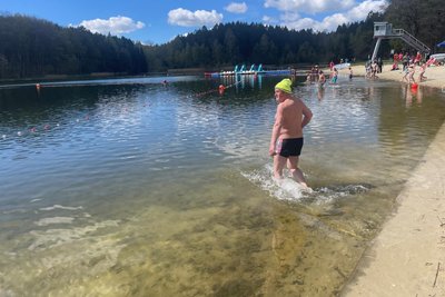 Ohne Angst vor dem kalten Wasser: Wolfram Wetzig aus Glauchau beim Anbaden am Stausee Rabenstein.