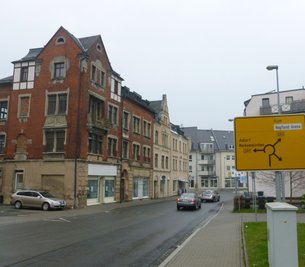 Auch die aus dem Jahr 1905 stammenden Gebäude an der Graslitzer Straße, der direkten Zufahrt zum Grenzübergang, gehören zum Sanierungsgebiet Nördliches Stadtzentrum Klingenthal. Der Gutachterausschuss des Vogtlandkreises hat eine Bodenwerterhöhung von 2,50 Euro pro Quadratmeter ermittelt. Bis auf kleinere Geschäfte im Erdgeschoss stehen die Gebäude aber schon seit Jahren leer. Das ist keine Ausnahme im Stadtzentrum.