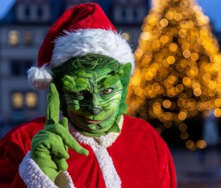 Dieses Jahr kommt nicht der Weihnachtsmann, sondern der Grinch: Die Penigerin Sandy Géczi schlüpft in die Rolle der Fantasiefigur. Ihr Gesicht gestaltet sie mit Flüssiglatex und Körpermalfarbe, was Mimik zulässt.