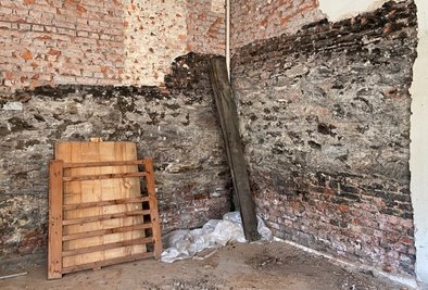 In der Kegelbahn sind die Spuren eines Brandes von 1906 zu sehen. Nachdem das Gebäude abgebrannt war, erhielt es die heutige Form. Um auf diese Historie hinzuweisen, sollen die Brandspuren in Teilen sichtbar bleiben.
