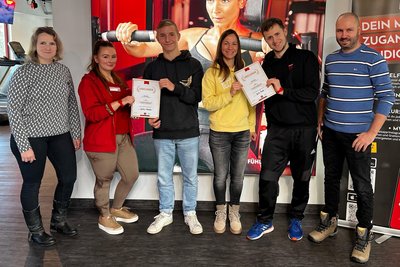 Justus Schaller und Julia Fenk (Mitte) werden hier von Britta Ruppert (von links) Larissa Otto, Andreas Möckel und Sascha Ruppert geehrt.