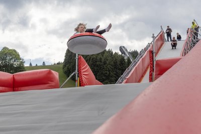 Die Reifenrutsche ist zugleich eine Sprungschanze und lässt spektakuläre Flüge zu. Ein solchen legt hier gerade Selma hin.