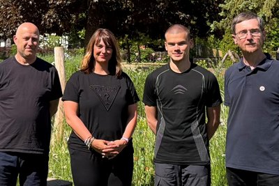 Informatiklehrer Peter Nestler (v. l.), Direktorin Tanja Mehnert, Schülersprecher Linus Knoche und Englischlehrer Leander Feicke vom Regenbogengymnasium Augustusburg sehen in der KI Chancen und Risiken.