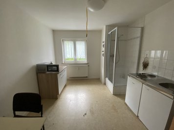 Blick in eine Küche in einer derzeit unbewohnten Wohnung: Neben einer Dusche ist für das Nötigste gesorgt. "Die Bewohner bringen selber persönliche Gegenstände mit."