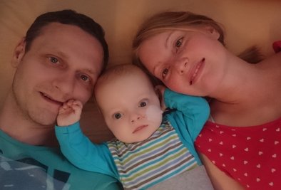 Thomas und Vanessa Müller mit ihrem Baby Karl.