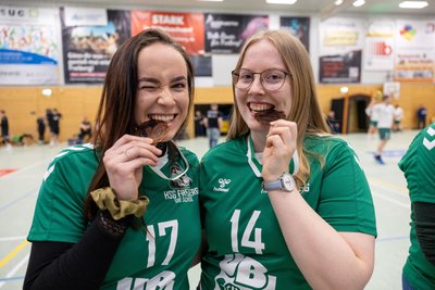 HSG-Torschützenkönigin Hanna Sabot (l.) und ihre Mitspielerin Janine Weber testen die Festigkeit der Medaillen.