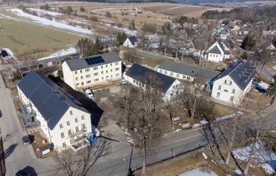 Für das Areal mit Erbgericht, Wohnblock, Turnhalle und Grundschule (von links) wurde ein gemeinsames Energiekonzept erstellt.