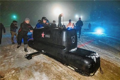 Carl Möckel steuerte das U-Boot "Deep Sea", das er zusammen mit Dennis Clauß gebaut hatte. Es ist einem Exemplar nachempfunden, das im Hafen von Peenemünde auf Usedom liegt und als Museum dient. Foto: Kristian Hahn