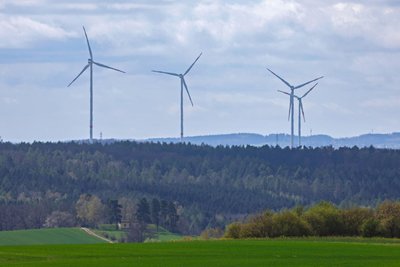 Windräder in Mülsen, im Vordergrund der Rümpfwald. In Südwestsachsen sollen künftig viele Windräder in Waldgebieten entstehen.