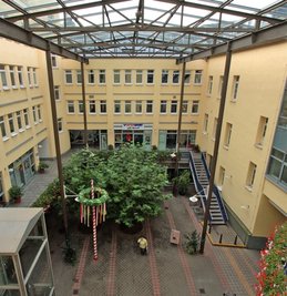 
              <p class="artikelinhalt">Blick in den Innenhof des Glauchauer Ratshofes. Der Komplex wurde im Jahr 1995 eingeweiht und hat etwa 7000 Quadratmeter Büro- und Verkaufsfläche. Hauptmieterin ist die Stadtverwaltung Glauchau mit etwa 4000 Quadratmetern.</p>
            