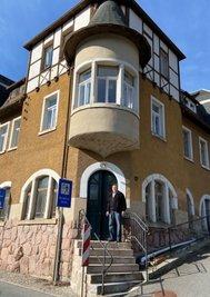 Der Haupteingang ins Erdgeschoss. In den oberen Etagen befinden sich vermietete Wohnungen.