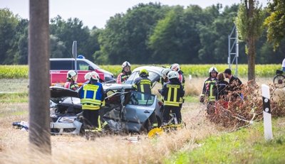 Feuerwehrleute nutzten schweres Gerät, um ein Unfallopfer aus einem Fahrzeug zu bergen. 