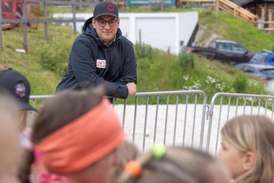 Constantin Gläß hat beim Zusehen seinen Spaß. Der Geschäftsführer der Liftgesellschaft Oberwiesenthal hat der „Freien Presse“ den Test ermöglicht und ist gespannt auf die Meinung der Kinder.
