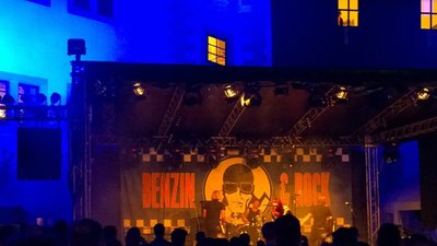 Freitag, 0 Uhr: Dirty Blondes beenden den ersten Abend des Musikfestivals "Benzin & Rock" in der Motorradstadt. Samstagabend geht‘s weiter mit Petrified (17.15 bis 17.50 Uhr), Janiz (18.25 bis 19 Uhr), Platonic Solids (19.30 bis 20.10 Uhr), Thanks And Get Ready! (20.35 bis 21.20 Uhr) und Lumberhead (21.50 bis 22.50 Uhr).