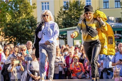 Im vergangenen Jahr gab es trotz Corona eine Einkaufsnacht. Dazu gehörte eine Modenschau auf dem Altmarkt.