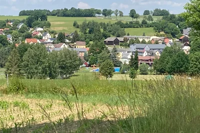 Blick auf Tirpersdorf: Die Gemeinde will schuldenfrei bleiben, greift aber für Investitionen ihre Rücklagen an.