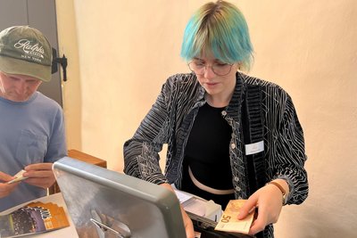 Svenja Linke verkaufte am Sonnabend in der Schlosskirche die Eintrittskarten.
