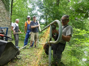 Unternehmer Mario Schlegel arbeitete ein Geländer auf. Den Zustand des Parks zu verbessern sei ihm ein Bedürfnis, sagte er.