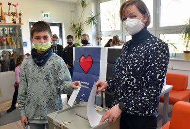 Im Regenbogengymnasium Augustusburg war die erste Runde zur Wahl "Schule ohne Rassismus - Schule mit Courage". Dominik aus der 7. Klasse wirft seinen Wahlzettel in die Urne, betreut von Juliane Rismondo. 