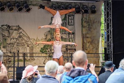 Die Dresdner Zwillingsschwestern Carmen & Claudia treten am Sonntag ab 14 Uhr mit Artistik in Ottendorf auf. 