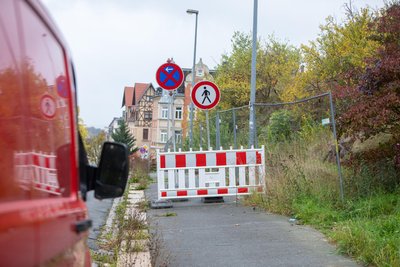 Der Hang unterhalb der Grundschule Kuntzehöhe ist nicht sicher, der Fußweg deshalb gesperrt.