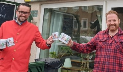 Andreas Marschner verkauft Glühweintassen und lässt einen Teil des Erlöses an Schausteller wie Rico Illgen (rechts) gehen.