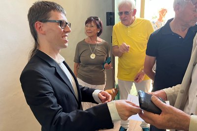 Nico Junghanns begrüßte die Konzertbesucher am Einlass.