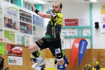 Oberlosas Tim Stäglich beim Sprungwurf.