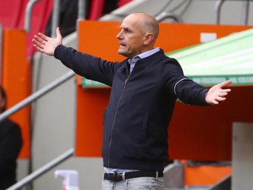  
          Trainer Heiko Herrlich gestikuliert an der Seitenlinie.