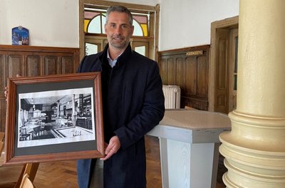 Albrecht Spindler, Bürgermeister von Jahnsdorf, mit einem Foto, das den einstigen Zustand der Gaststätte zeigt. Das damalige Flair möchte er ein wenig zurückholen - auch in Form von Veranstaltungen. 