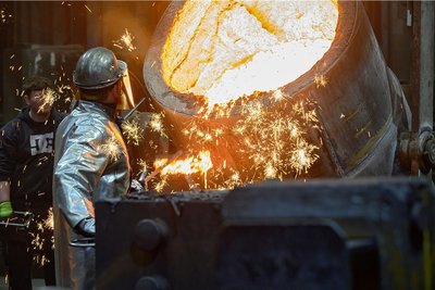 Gießtag in der Lößnitzer Gießerei. Das Unternehmen mit 85 Mitarbeitern fertigt unter anderem tonnenschwere Gussteile für Autobauer.