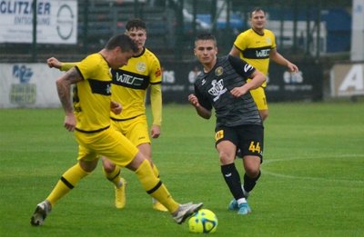 Neu in der Startaufstellung: Marvin Todts (Nummer 44) Pass-Versuch wird hier vom Plauener Patrick Grandner (links) gestoppt.