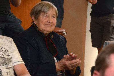 Vereinslegende Margarete Dietel verfolgt die Präsentation mit Freude.