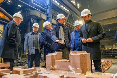 Firmenchef Max Jankowsky (r.) beim Rundgang mit Ministerpräsident Michael Kretschmer (CDU, dritter von r.) an einer Gussform.