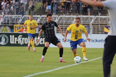Der Chemnitzer FC um Leon Damer (links) verlor bei Lok Leipzig mit 1:2.