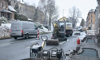Wegen Bauarbeiten in Adorf ist die Bundesstraße 283 zurzeit halbseitig gesperrt. Der Verkehr wird per Ampelschaltung geregelt. 