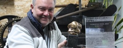Lutz Gläser verkauft Bronzestatuen, die dem Karl-Marx-Kopf nachempfunden sind.