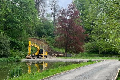 Zunächst wurde unter anderem eine Baustraße im Waldschlößchenpark angelegt.