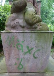 Im Stadtpark Hainichen wurde das Kriegerdenkmal besudelt.
