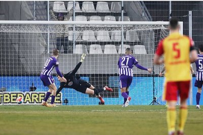 Der Anfang vom Ende: Aues Keeper Philipp Klewin hat beim 0:1 keine Chance.