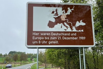 An der Straße zwischen Nentschau und Posseck steht jetzt wieder eine Gedenktafel.