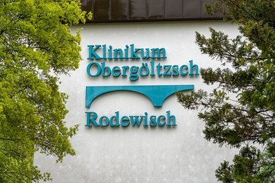Das Kreisklinikum im Ausnahmezustand: Inzwischen sind über 40 Covid-19-Fälle beim Personal und bei Patienten bestätigt. Eine 89-Jährige ist gestorben.