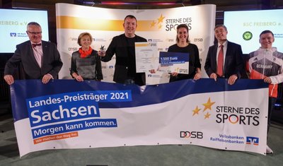 Stellvertretend für die U 13 des BSC Freiberg nahm D-Jugend-Trainer Sebastian May (M.) die Urkunde sowie den silbernen Stern entgegen.