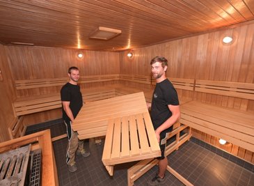 Die finnische Sauna in der Auer Schwimmhalle wird umgebaut. Begonnen haben die Arbeiten diese Woche mit dem Ausbau des vorhandenen Mobiliars. Marcel Koch (links) und Projektleiter Johannes Erdmann von der Firma Erdmann aus Weischlitz kamen beim Tragen schon mal ins Schwitzen. 