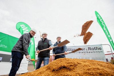 Symbolischer erster Spatenstich bei der Baywa. 